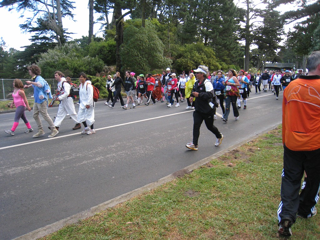 2011 Bay to Breakers Sunday 0640.JPG - I was able to participate in the 2011, 100th anniversary of the San Francisco Bay to Breakers 12K race. A great weekend for sight seeing and racing.